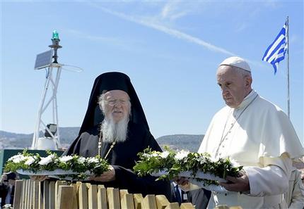 El papa Francisco, a la derecha, y el Patriarca Ecuménico Bartolomé I,