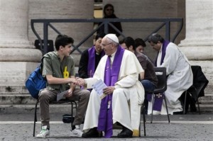 El papa sorprende al confesar a varios jóvenes en la Plaza San Pedro