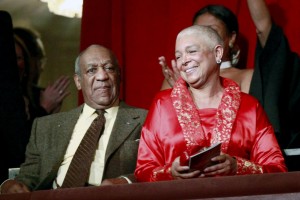Esposa de Cosby termina de dar su testimonio