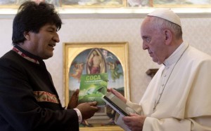 Evo Morales regala al papa tres libros sobre la coca y le recomienda tomarla
