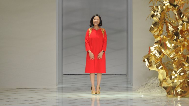 ¿Quién es la diseñadora de moda china de la que habla el mundo?
