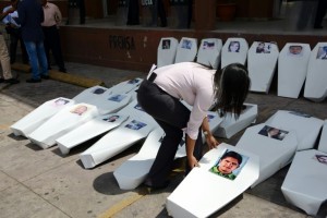 Decenas de periodistas protestaron este lunes en la capital hondureña contra violaciones a la libertad de expresión, especialmente por la impunidad
