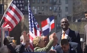 Hillary Clinton ondea bandera dominicana y baila merengue de Los Hermanos Rosario
