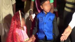 India: Casan decenas de niños a pesar de sus llantos