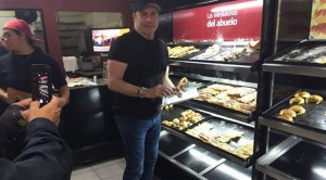El actor estadounidense John Travolta sorprendió a los argentinos al presentarse en una pastelería de Castelar, una localidad situada a las afueras de Buenos Aires, donde se comió cuatro 