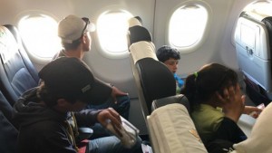 12 refugiados sirios que viajaron en el avión papal de Grecia a Roma y que recibirán ayuda inicial del grupo.
