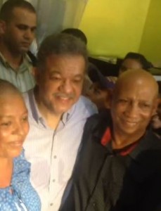 Leonel Fernández conversóon dirigentes de la calle H de Gualey