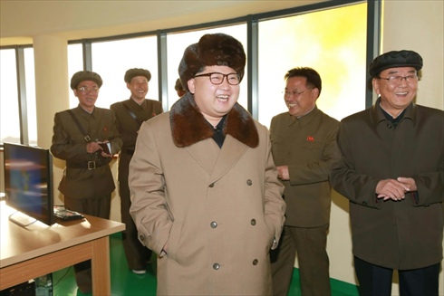 El líder norcoreano se felicita por ensayo "exitoso" de misil submarino