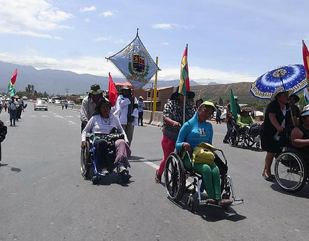 Marchan en sillas de ruedas en protesta contra Evo Morales