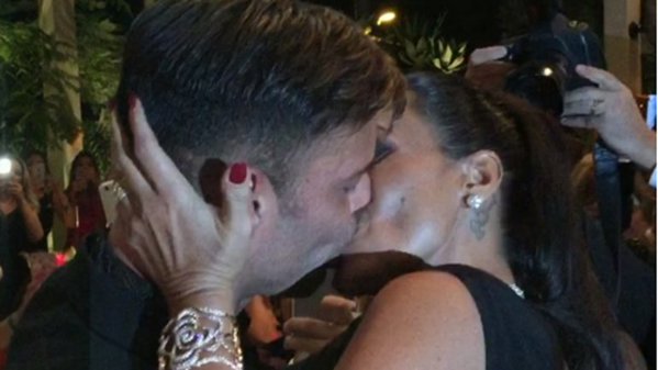 Mujer paga 90 mil dolares para besar a Ricky Martin