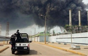 México: Suman 24 los muertos por explosión en petroquímica 