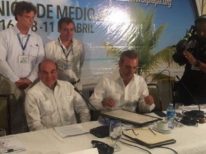 Los candidatos Pelegrín Castillo y Luis Abinader  firman Declaración de Chapultepec