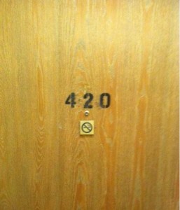 Razón por la que los hoteles evitan la habitación 420
