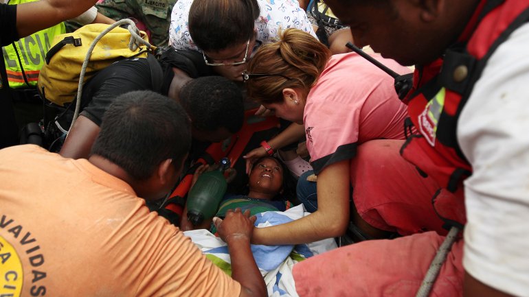Ecuador: milagroso rescate de una niña tras 20 horas enterrada entre escombros