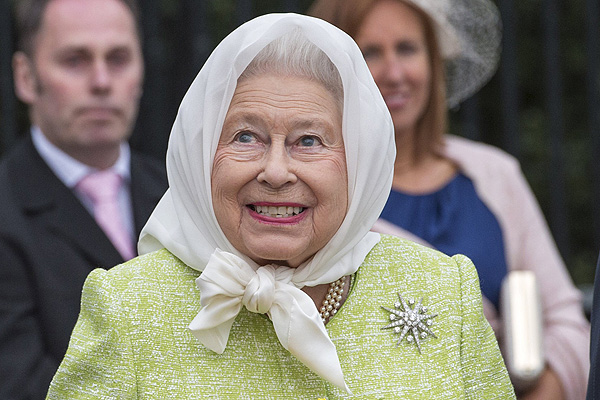 Reina Isabel II busca "community manager" y ofrece sueldo de $50 millones al año
