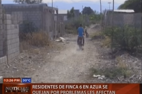Residentes de Finca 6 en Azua se quejan por problemas les afectan