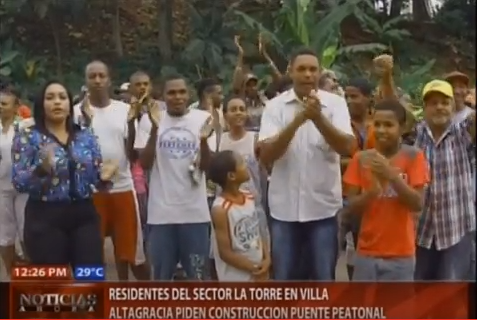 Residentes de La Torre en Villa Altagracia exigen construcción de puente peatonal