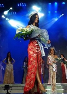 Coronan a Sal García, de Maimón, como Miss RD Universo 2016