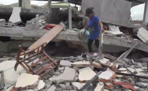 Aumentan a 366 los muertos por los terremotos de Ecuador