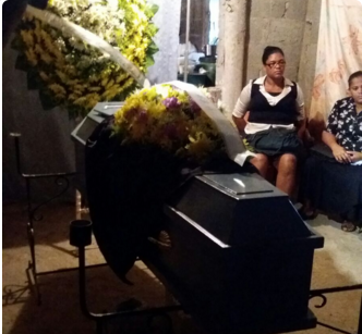 Velan restos de mujer murió en accidente de autobús que cayó al mar Caribe