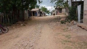 Azua: residentes de Villa Corazón piden les lleven agua potable