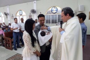 Circulan fotos en redes sociales de fiscal DN junto a bebé en iglesia