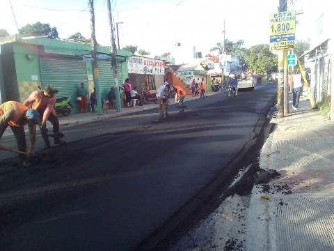 Asfaltan calles de Las Terrenas previo a visita de Danilo Medina