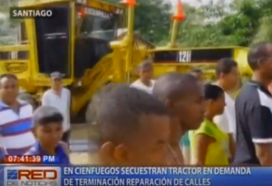 En Cienfuegos secuestran tractor en demanda de terminación reparación de calles