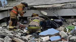 Ecuador pide a FMI crédito tras terremoto