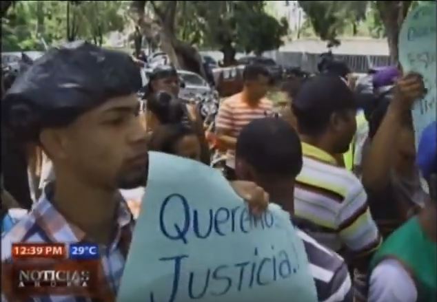 Motoconchistas piquetean comando PN Santiago en demanda de justicia por muerte de compañero