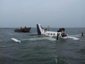 Eran venezolanos pilotos de “narcoavioneta” que cayó en lago Maracaibo 