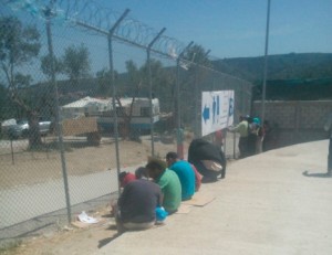 Reportaje afirma hay balseros dominicanos en campo para refugiados de isla griega