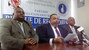 Tres regidores PRM anuncian renuncia por “despojo” candidaturas y se van con Roberto 