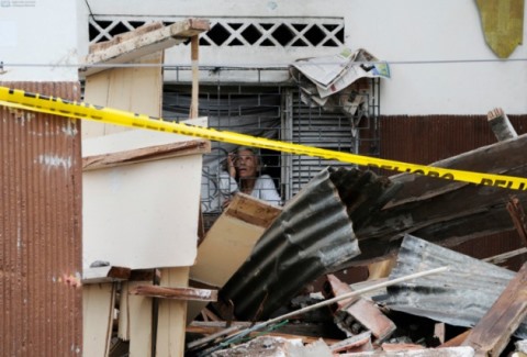 Rescatan tres sobrevivientes entre escombros de poblado en Ecuador