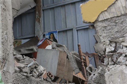 Cifra de muertos por terremoto en Ecuador aumenta a 350