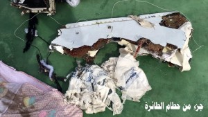 Difunden primeras fotos de restos del vuelo egipcio que se estrelló 