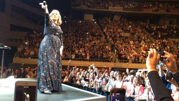 ¿Qué pasa cuando a Adele se le olvidan las letras de sus propias canciones?