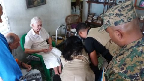 Adelfa Méndez Aquino, 95 años, ejerce voto asistido desde su casa.
