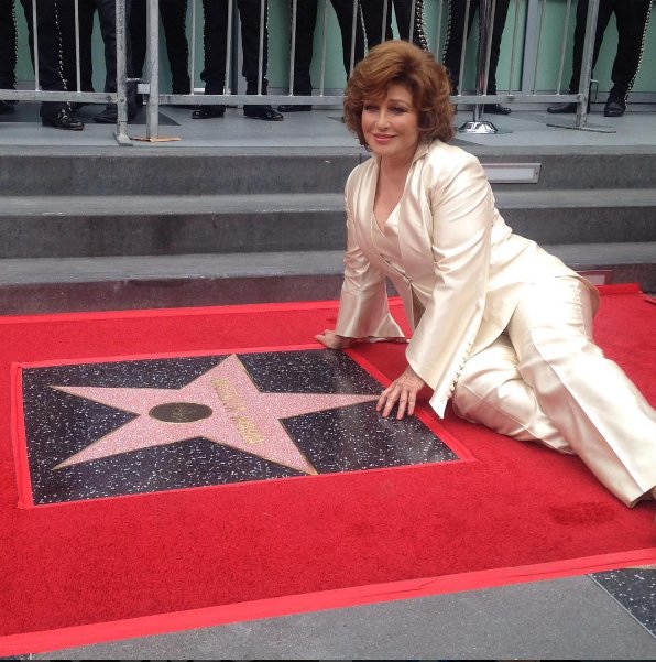 Angélica María recibe su estrella en el Paseo de la Fama de Hollywood