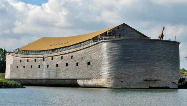 Hombre crea una réplica del Arca de Noé para cruzar el Atlántico desde Holanda