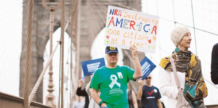 Cientos exigen en NY mayor control sobre armas de fuego