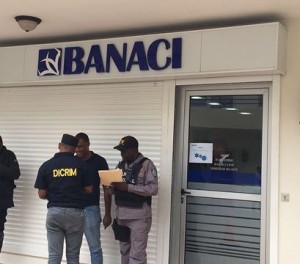 Al menos un herido en asalto a sucursal Banaci en San Isidro