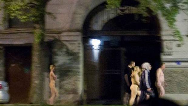 Policía rusa obliga a trabajadoras sexuales y clientes a caminar desnudos por la calle