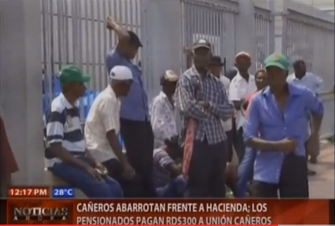 Cañeros protestan frente al Ministerio de Hacienda el pago de sus pensiones