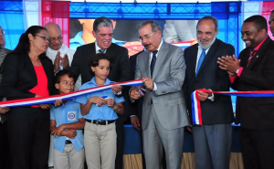 Presidente Medina entrega escuela de Básica en Villa Mella
