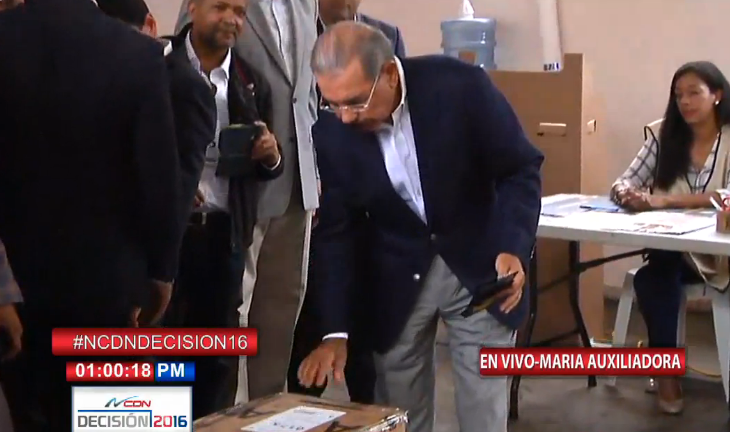 Presidente Danilo Medina acude a realizar su derecho al voto