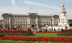 Detienen a hombre que escaló muro del palacio de Buckingham