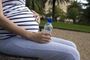 Beber de botellas de plástico durante el embarazo puede provocar obesidad en los niños