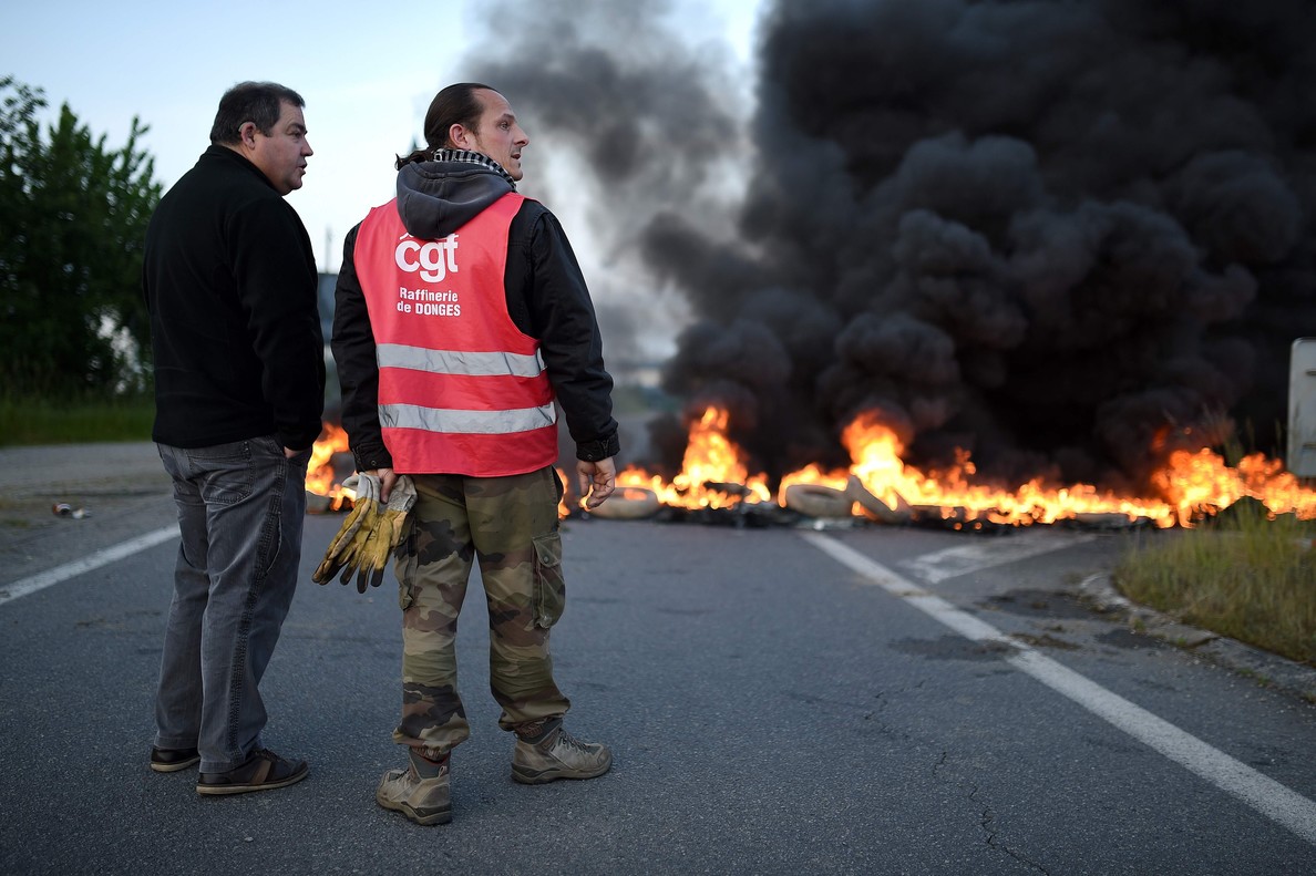 Francia: Protestas bloquean carreteRas, Hollande mantiene ley