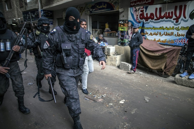 Hombres armados matan a ocho policías al sur de El Cairo